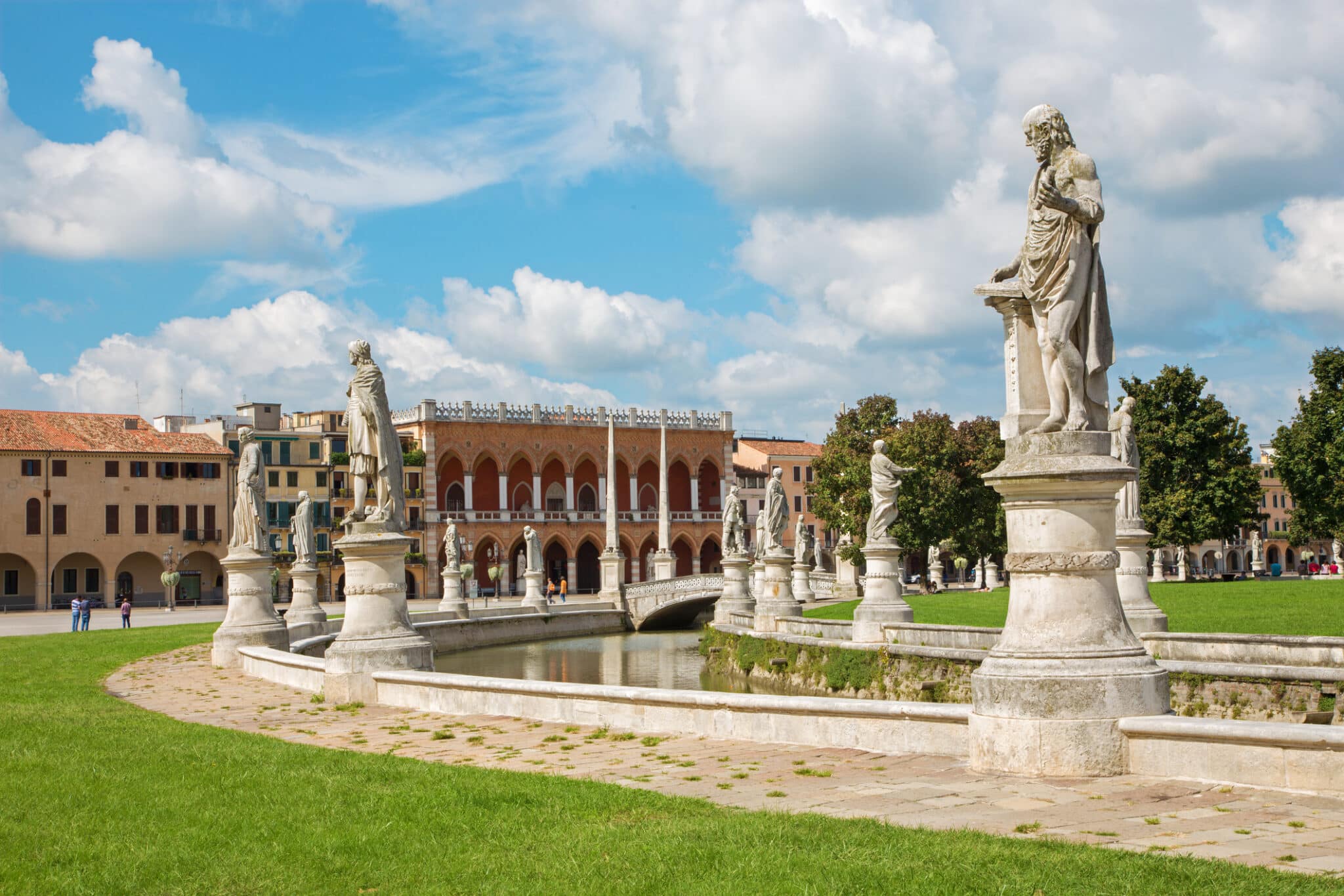 Piazza con statue e architettura storica sotto cielo azzurro