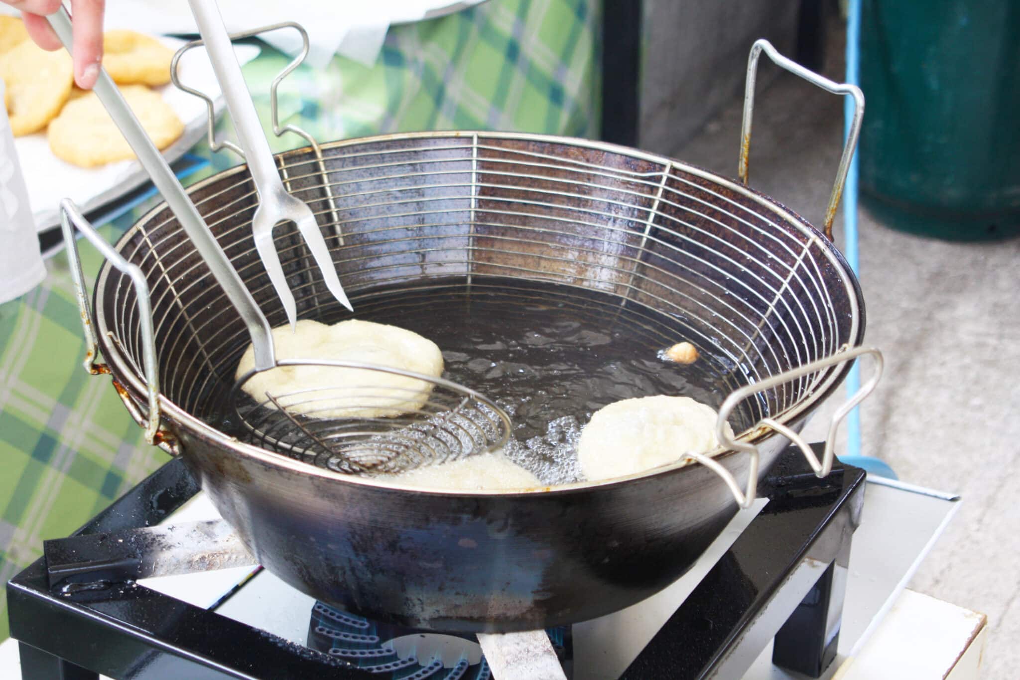 Frittura di ciambelle in padella d'olio bollente.