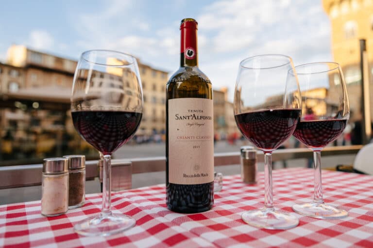 Vin Chianti Classico sur une table vérifiée.