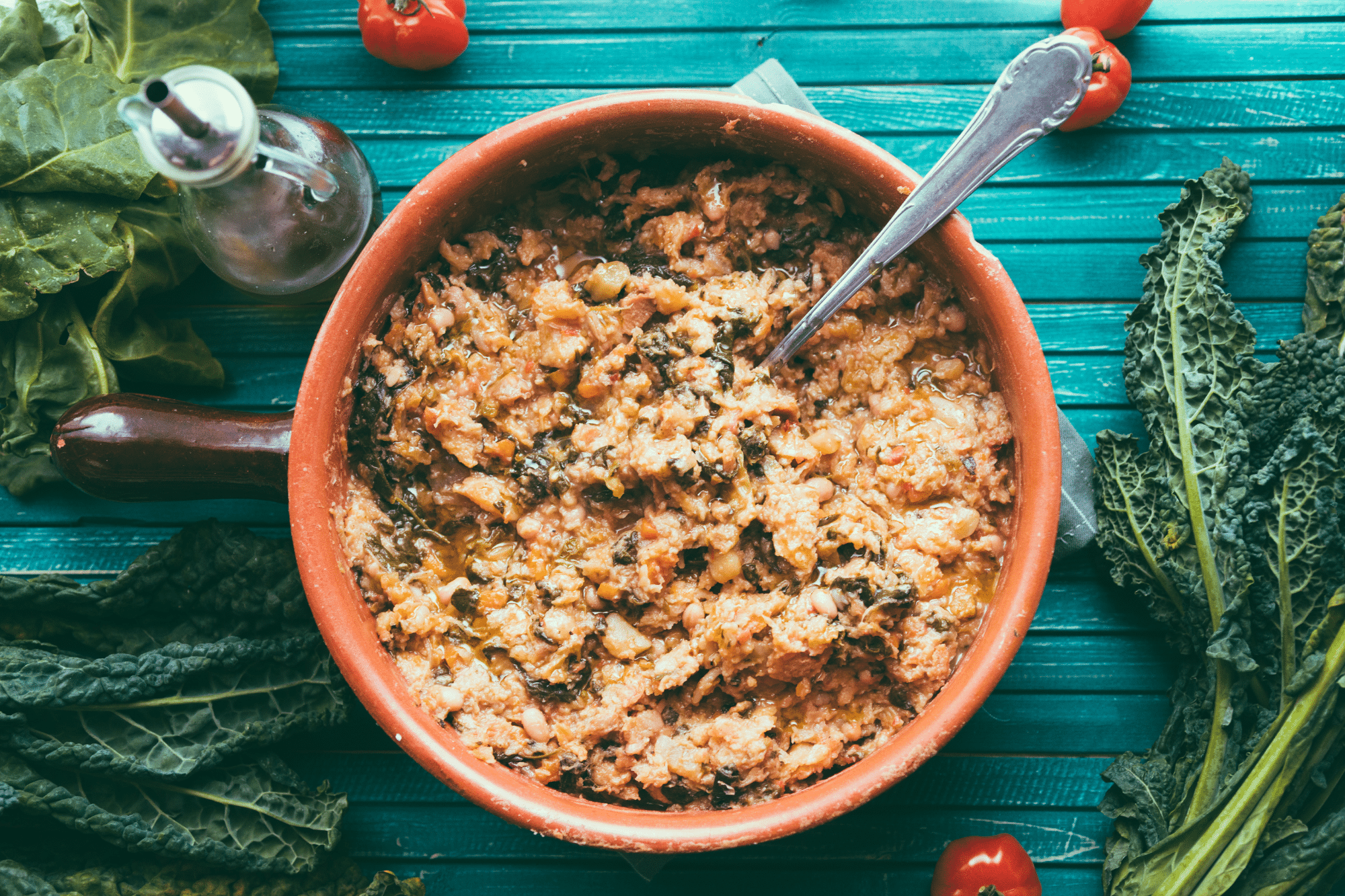 Ribollita Toscana servita in una terrina tradizionale su tavolo in legno.