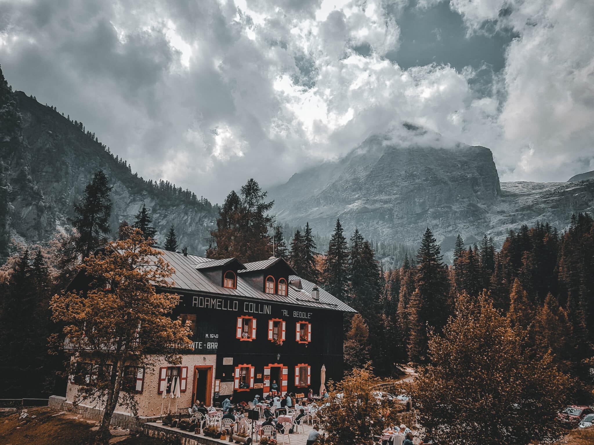 Rifugio montano con vista maestosa delle Alpi italiane.