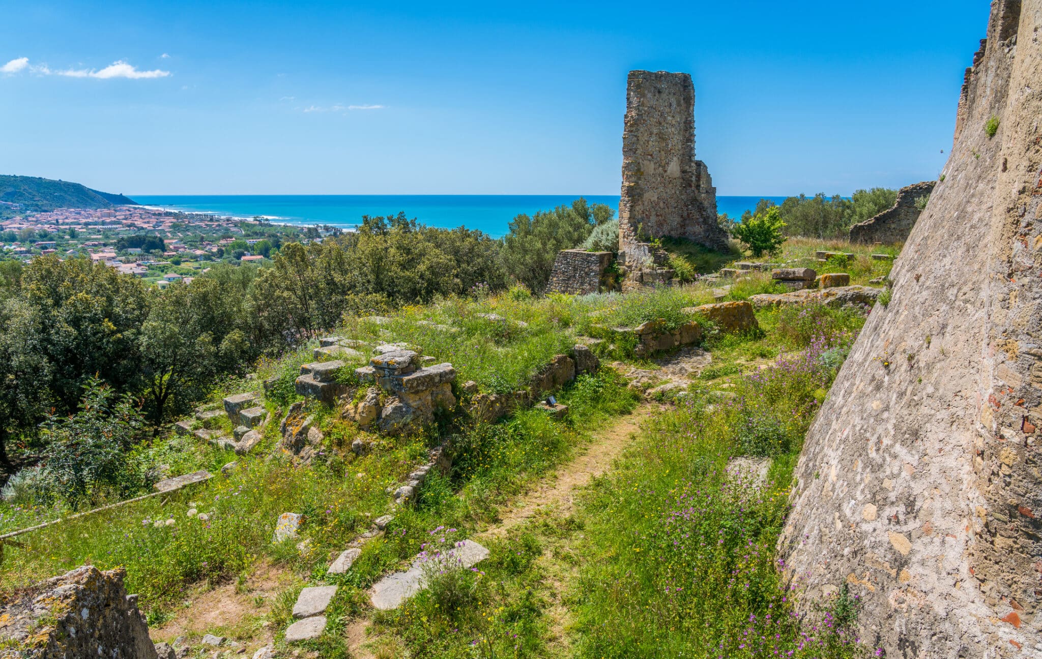 Rovine antiche con vista mare in Italia.