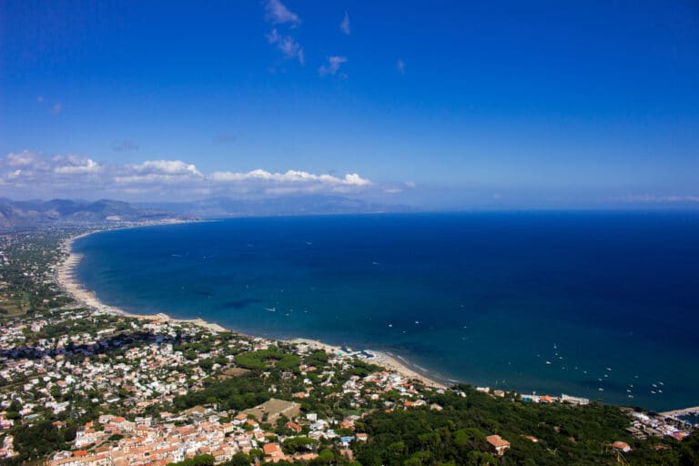 Veduta aerea di costa e mare blu.