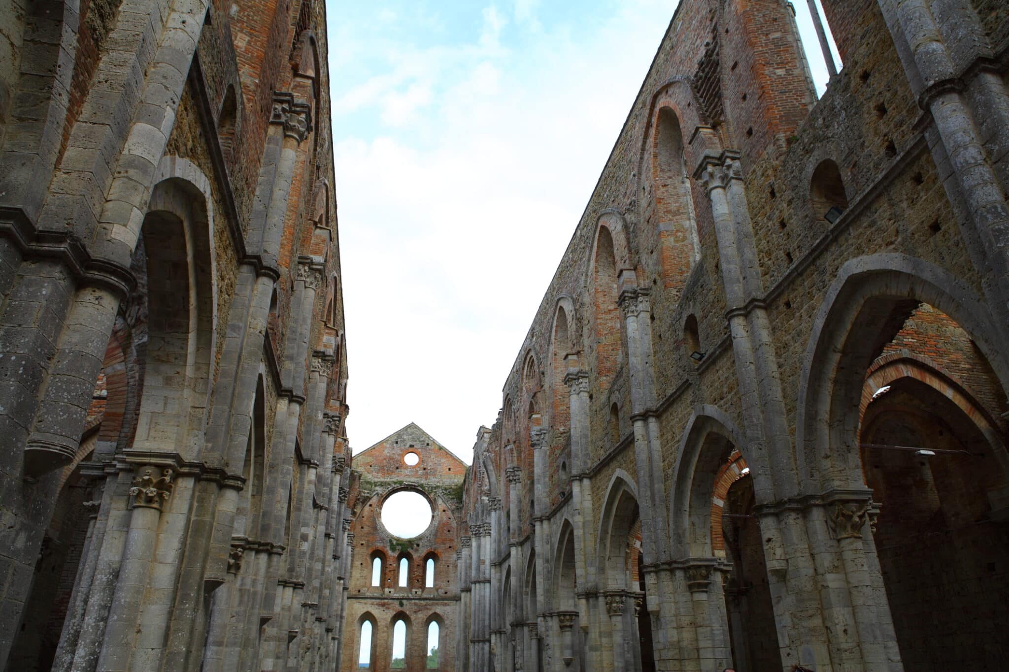 Rovine gotiche di un'antica abbazia.