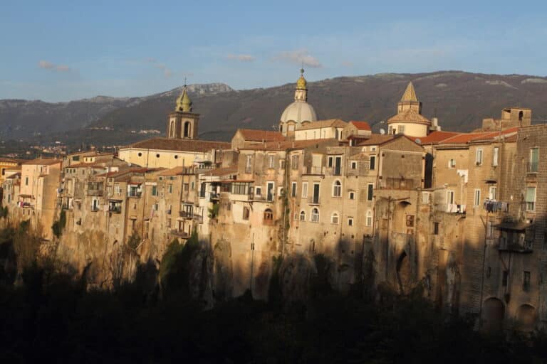 Ancien village italien sur une falaise à l'aube.