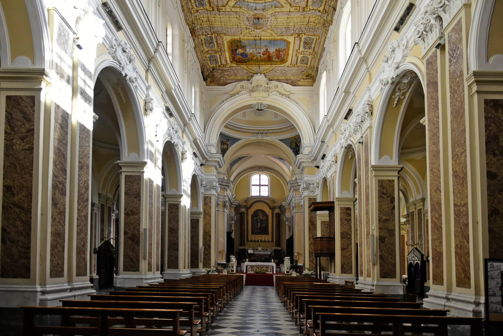 Intérieur d'église baroque avec nef et plafond décoré.