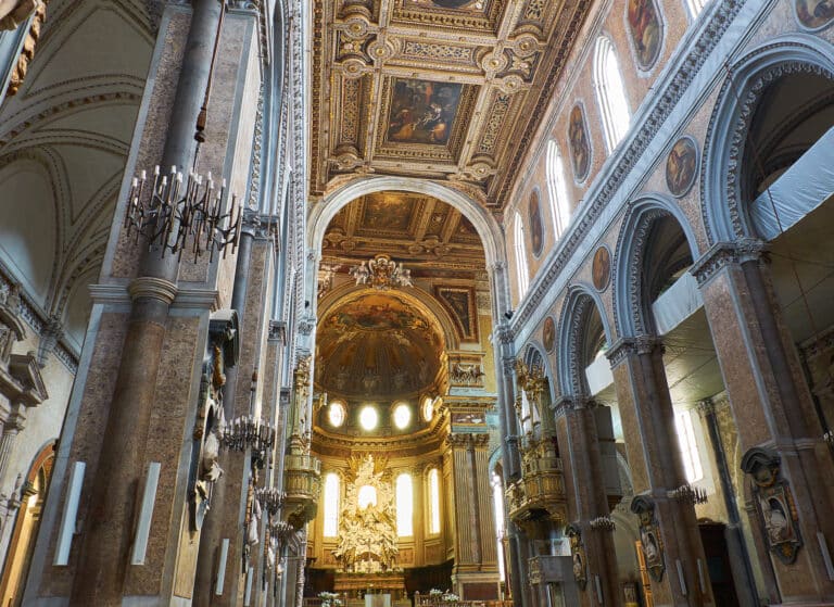 Intérieur orné d'une église baroque italienne.