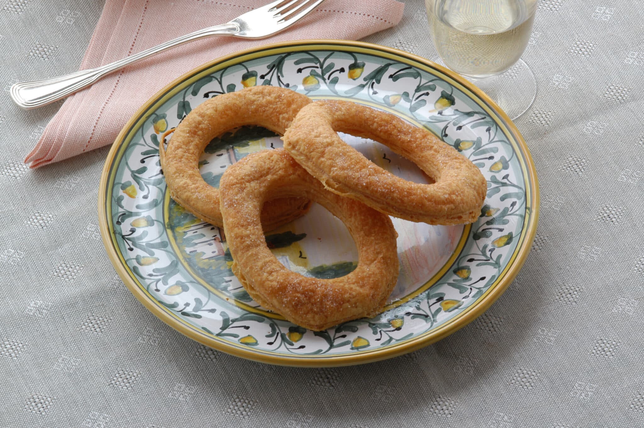 Taralli pugliesi su piatto decorato e tovaglia