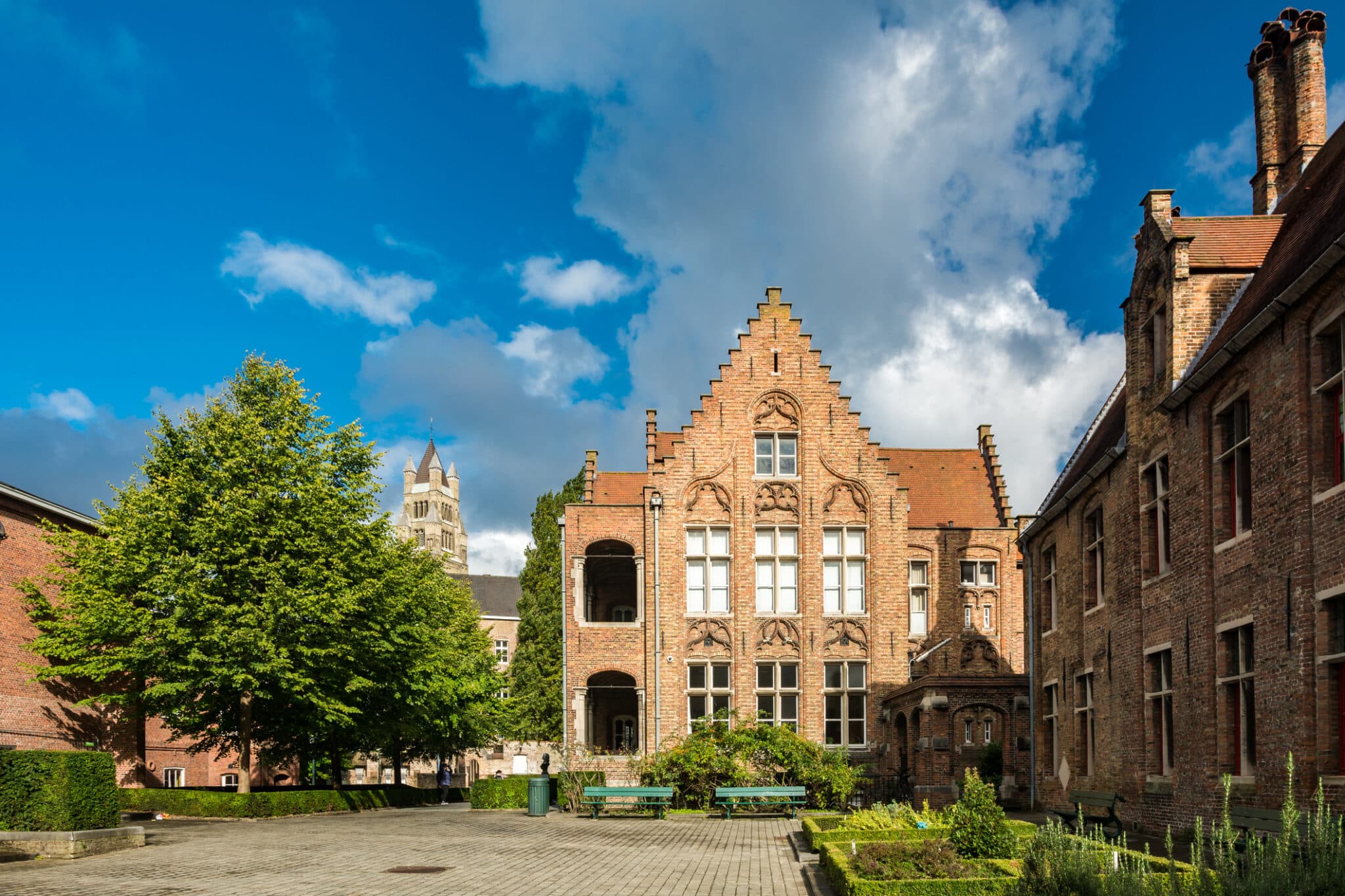 Cour intérieure de l'architecture gothique belge.