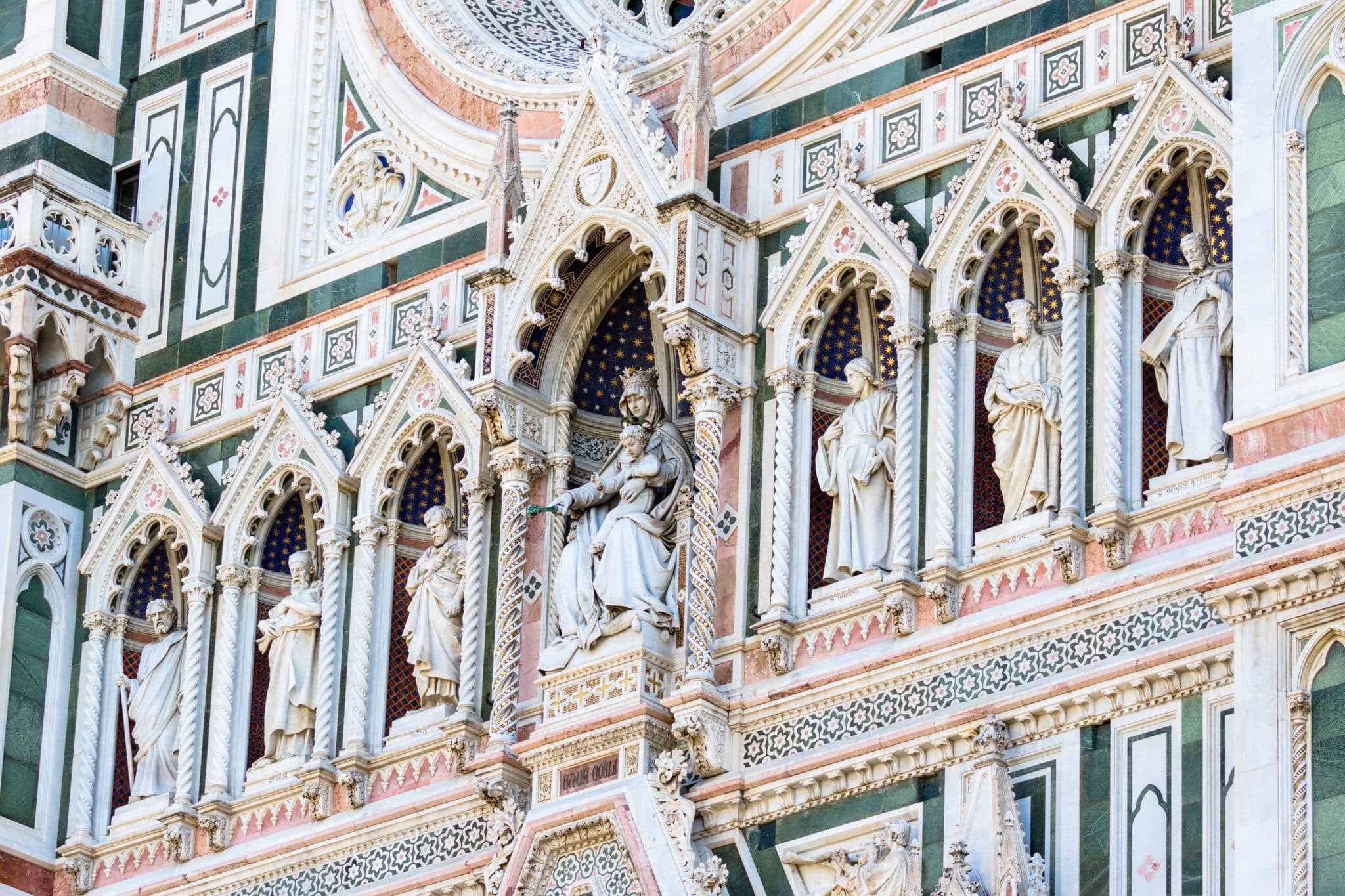 Facciata del Duomo di Firenze con sculture.