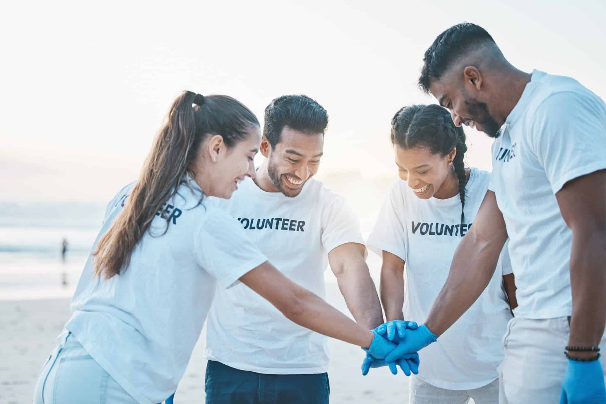 Team di volontari che lavorano per pulire la spiaggia