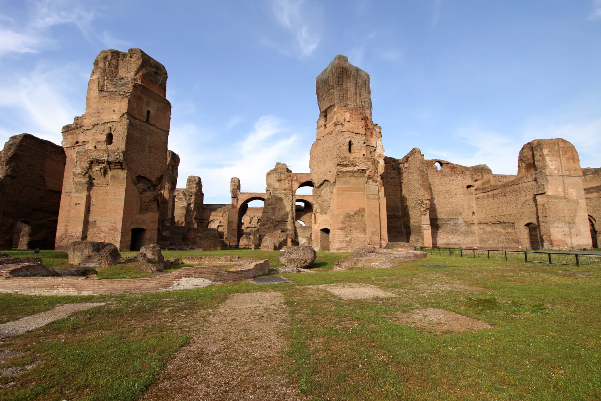 Rovine antiche di Terme romane, cielo azzurro.