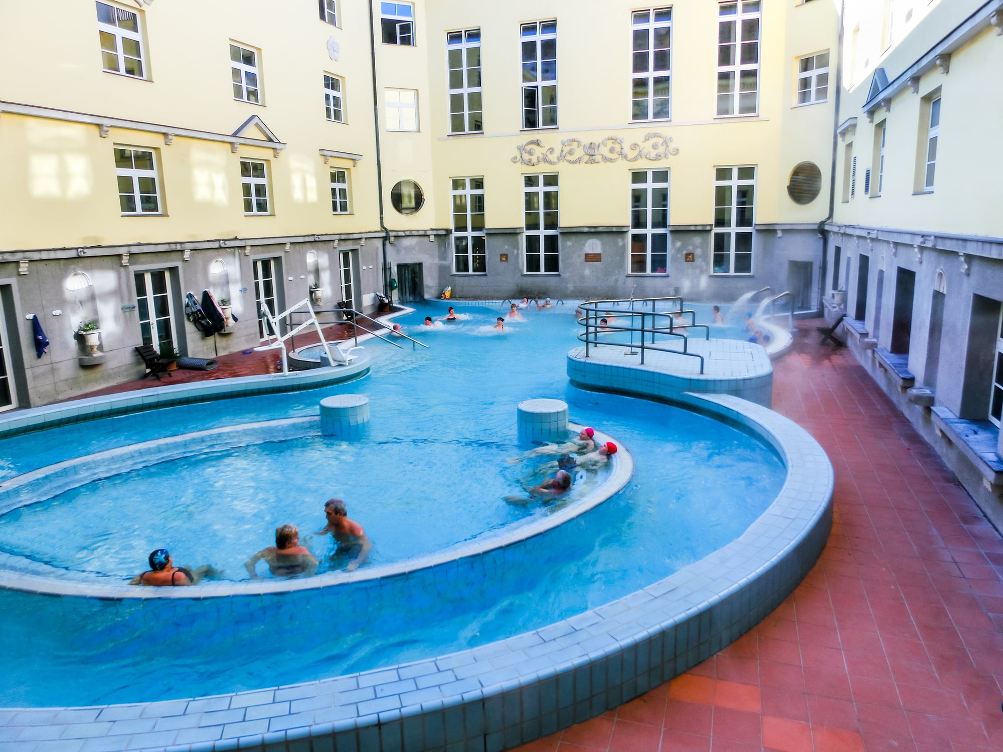 Piscina termale all'aperto con persone.