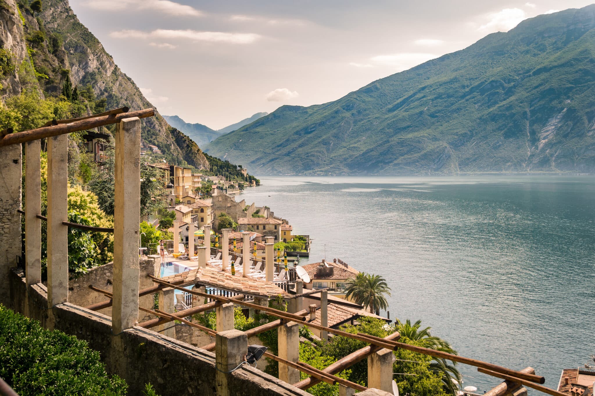 Vue du lac de Garde, Italie.