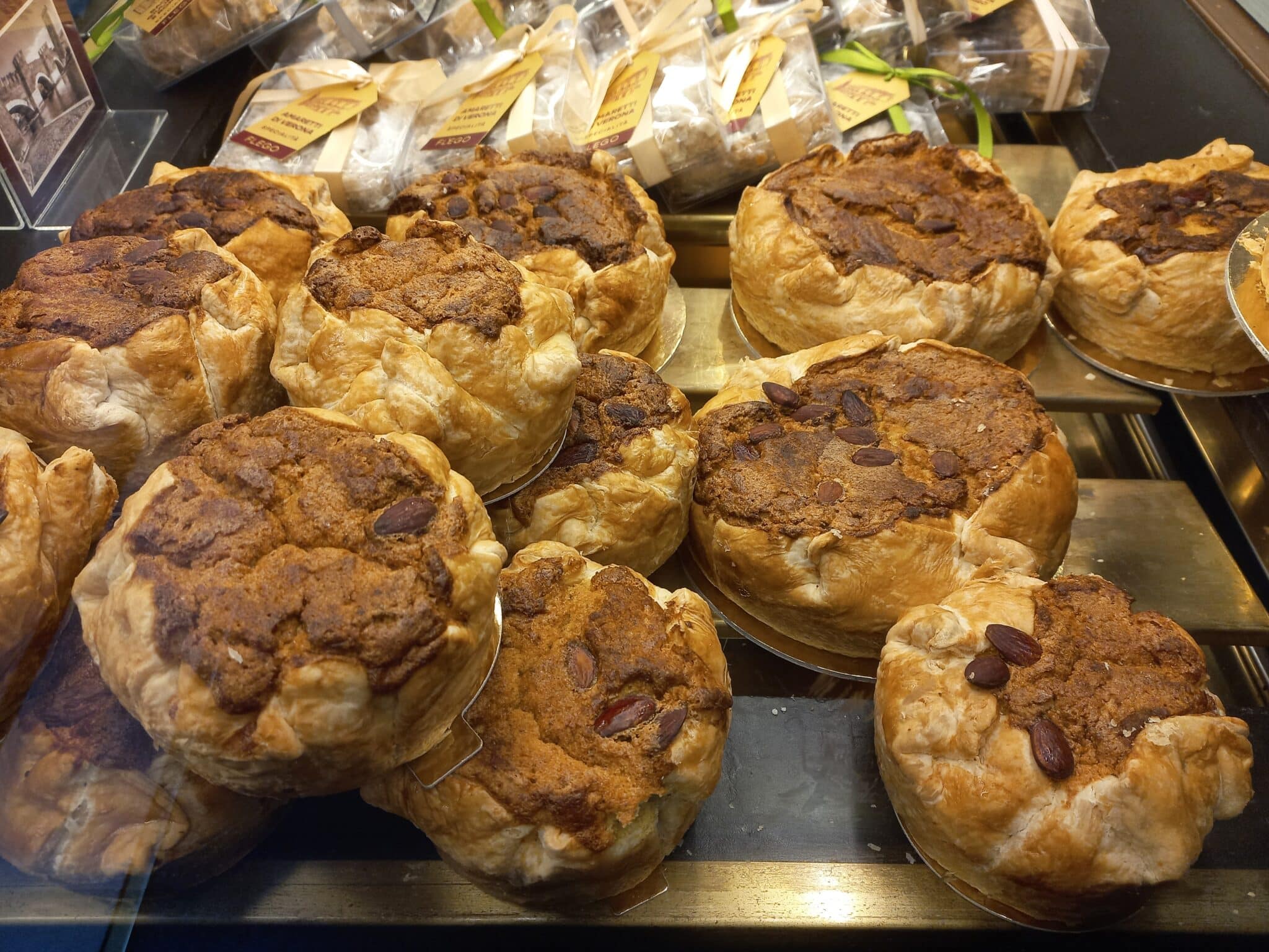 Pane dolce con mandorle esposto in panetteria.