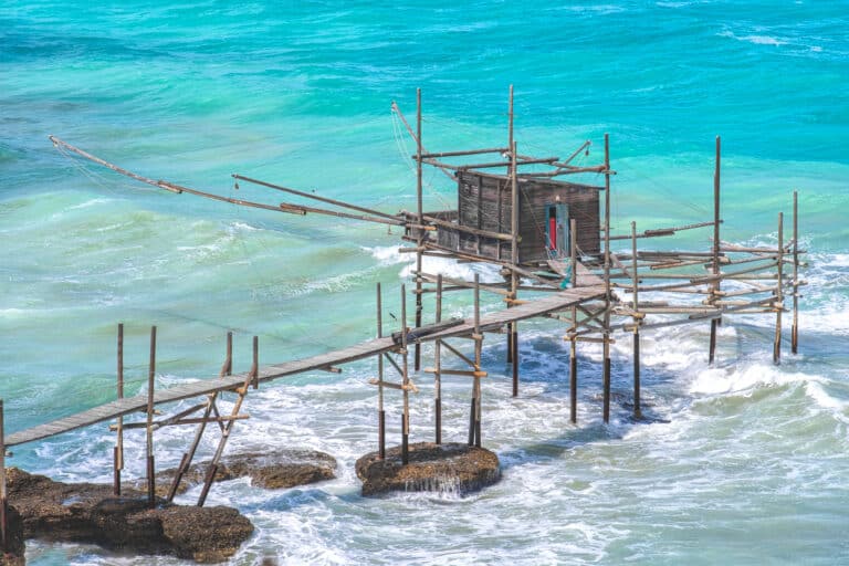 Pêche au trabucco sur la mer turquoise, côte italienne.