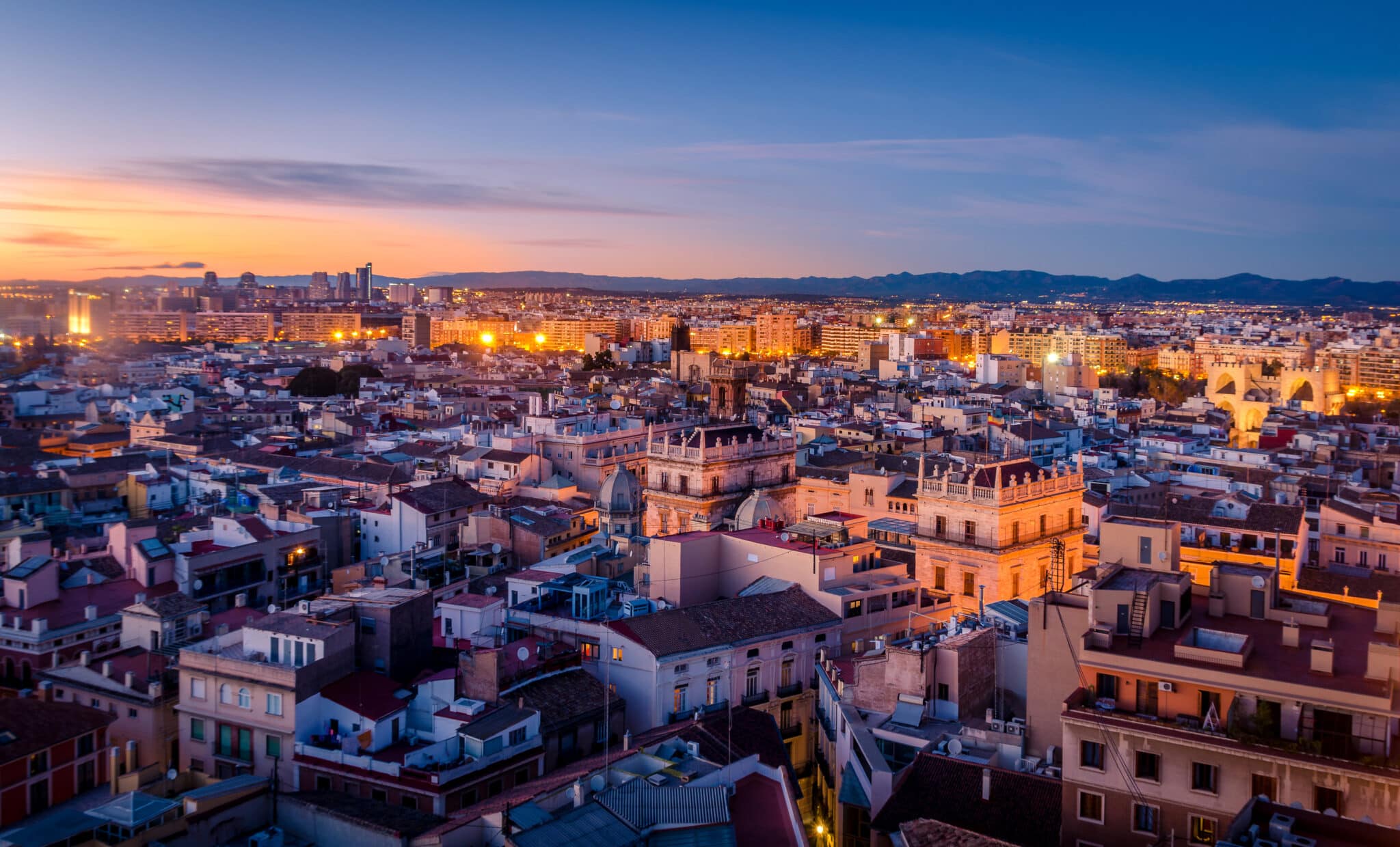 Veduta panoramica città al tramonto.