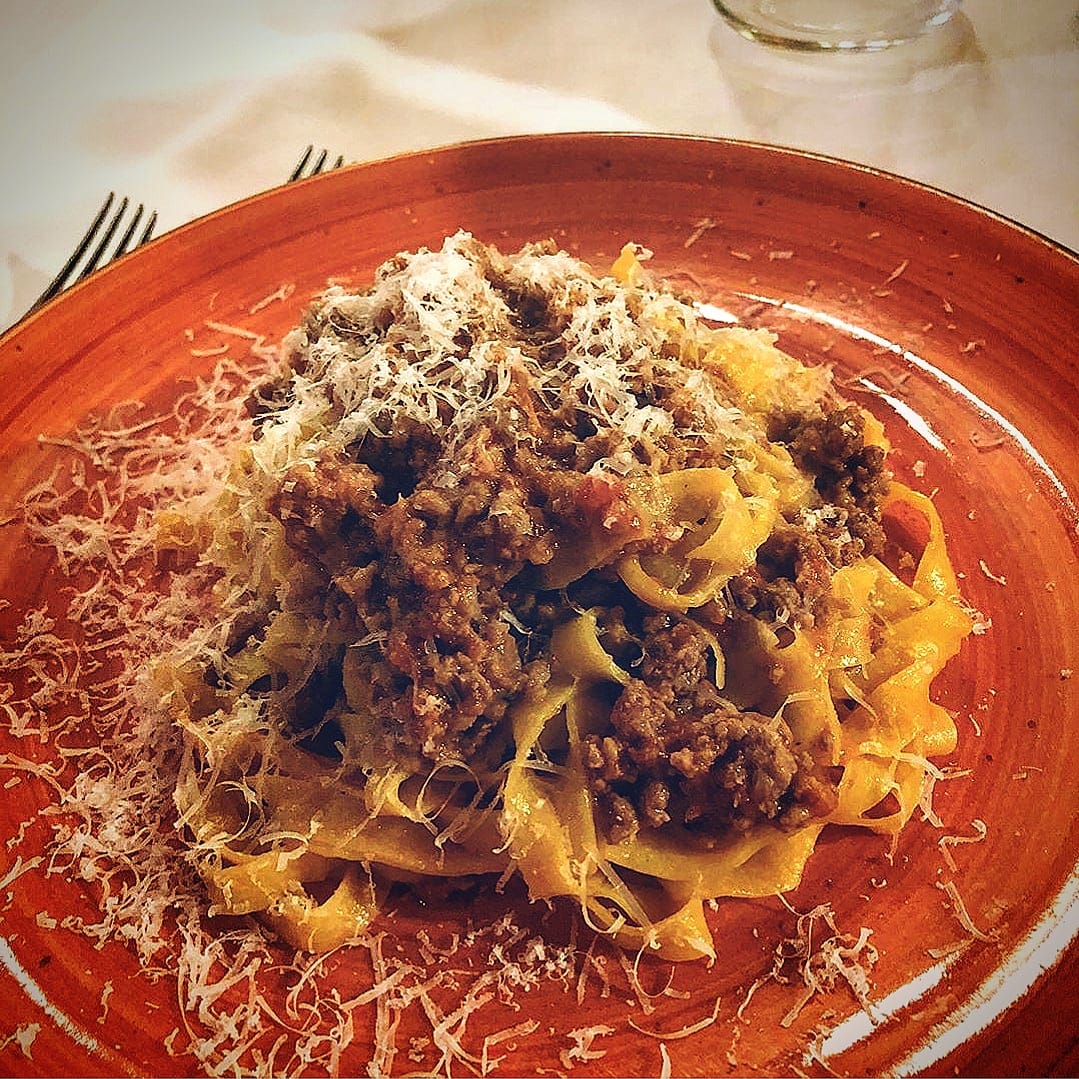 Piatto di tagliatelle al ragù con Parmigiano.