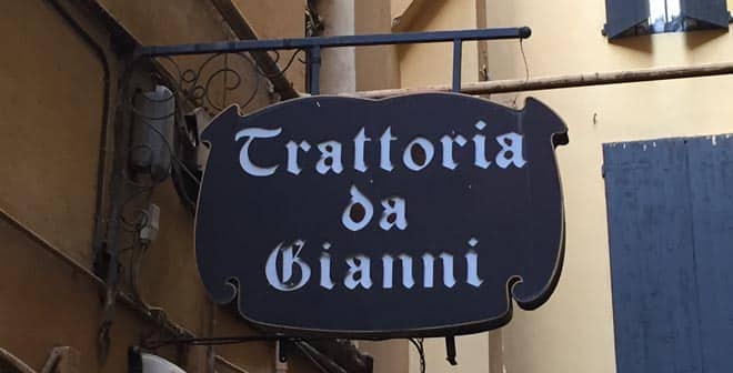 Insegna "Trattoria da Gianni" appesa esternamente.