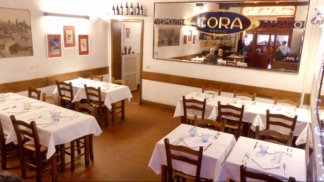 Interno accogliente di un ristorante italiano tradizionale.