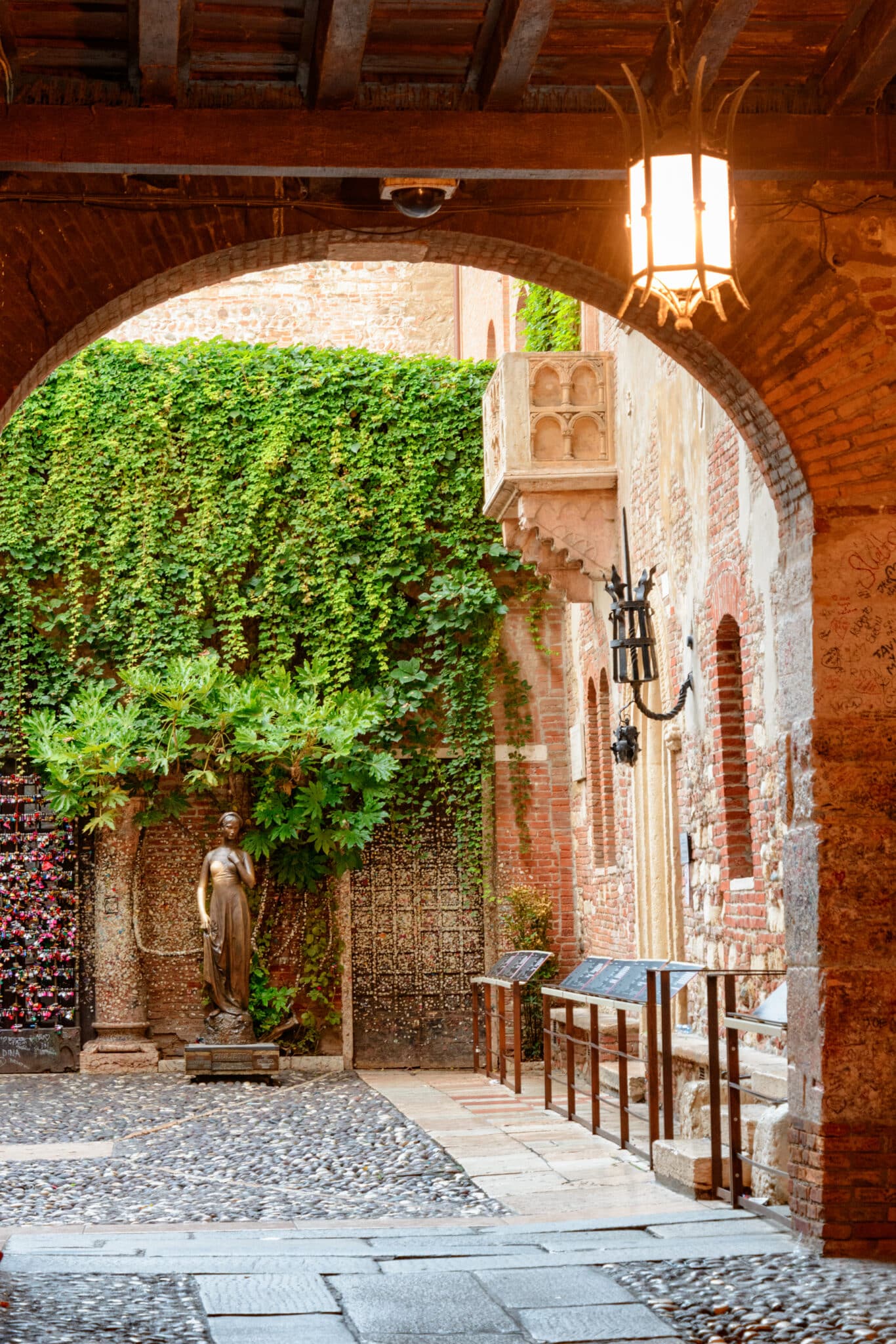 Cortile interno con edera e statua in Italia.