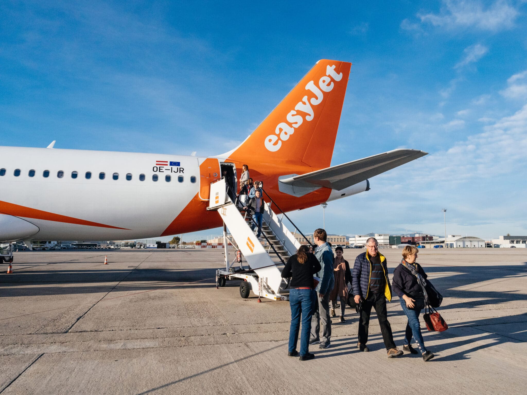 Passeggeri che sbarcano da un aereo EasyJet.