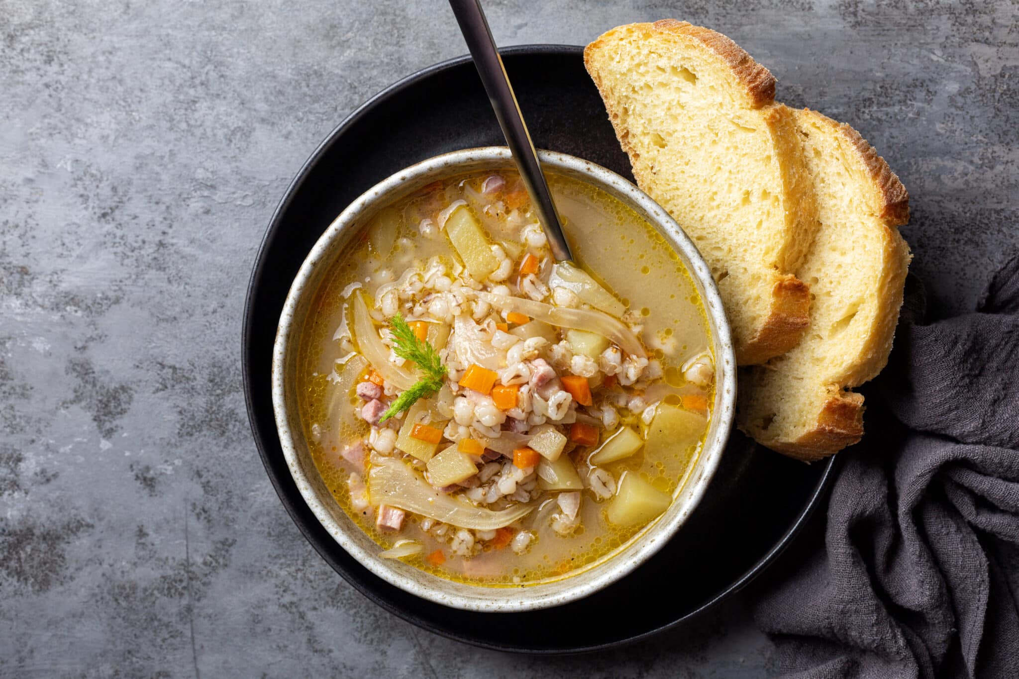 Zuppa di verdure con orzo e pane.