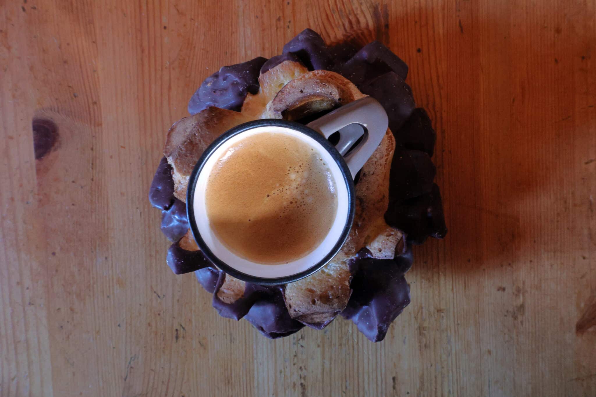 Tazza di caffè su piatto di biscotti.