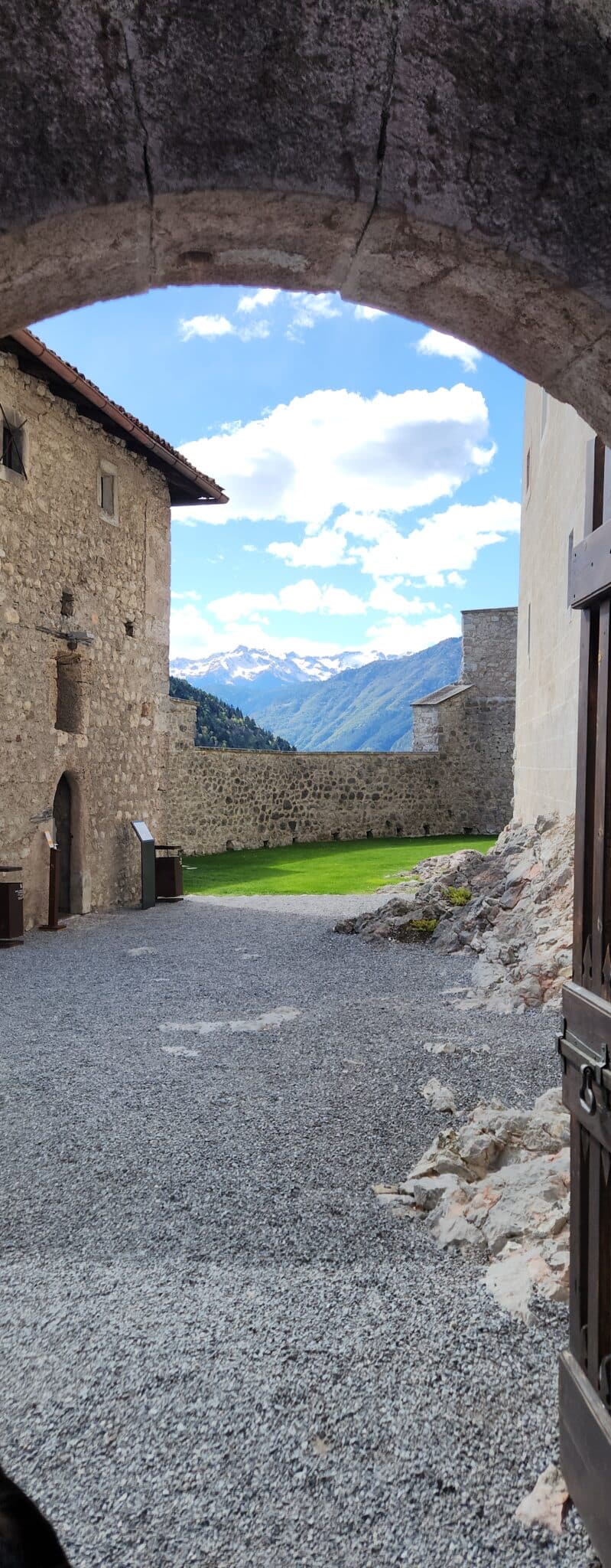 Antica fortezza con vista montagne innevate