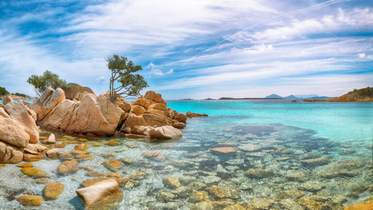 Bezaubernde Aussicht auf den Strand von Capriccioli an der Costa Smeralda.