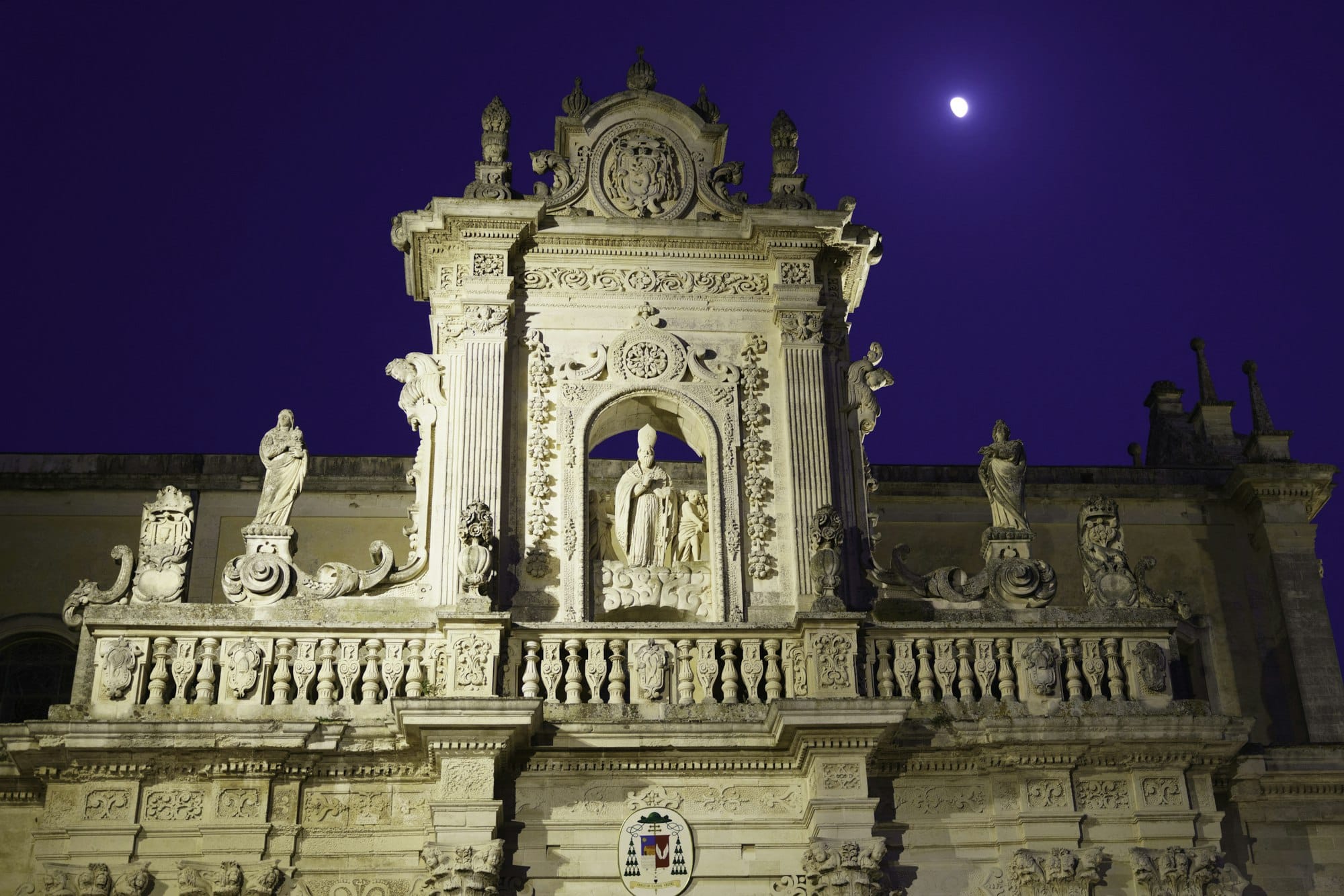 Lecce, Puglia, Italia: edifici storici nella piazza del Duomo di notte