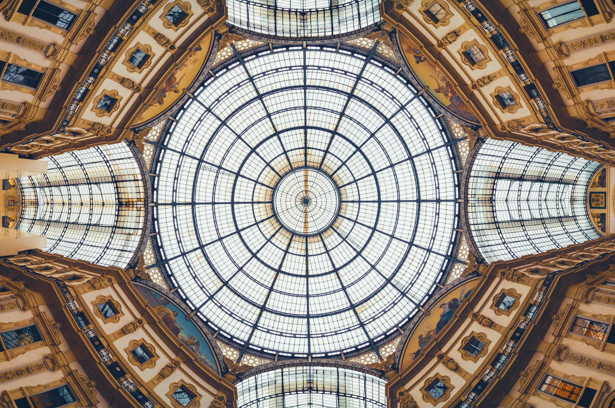 Vista panoramica del soffitto della Galleria Vittorio Emanuele a Milano, Italia