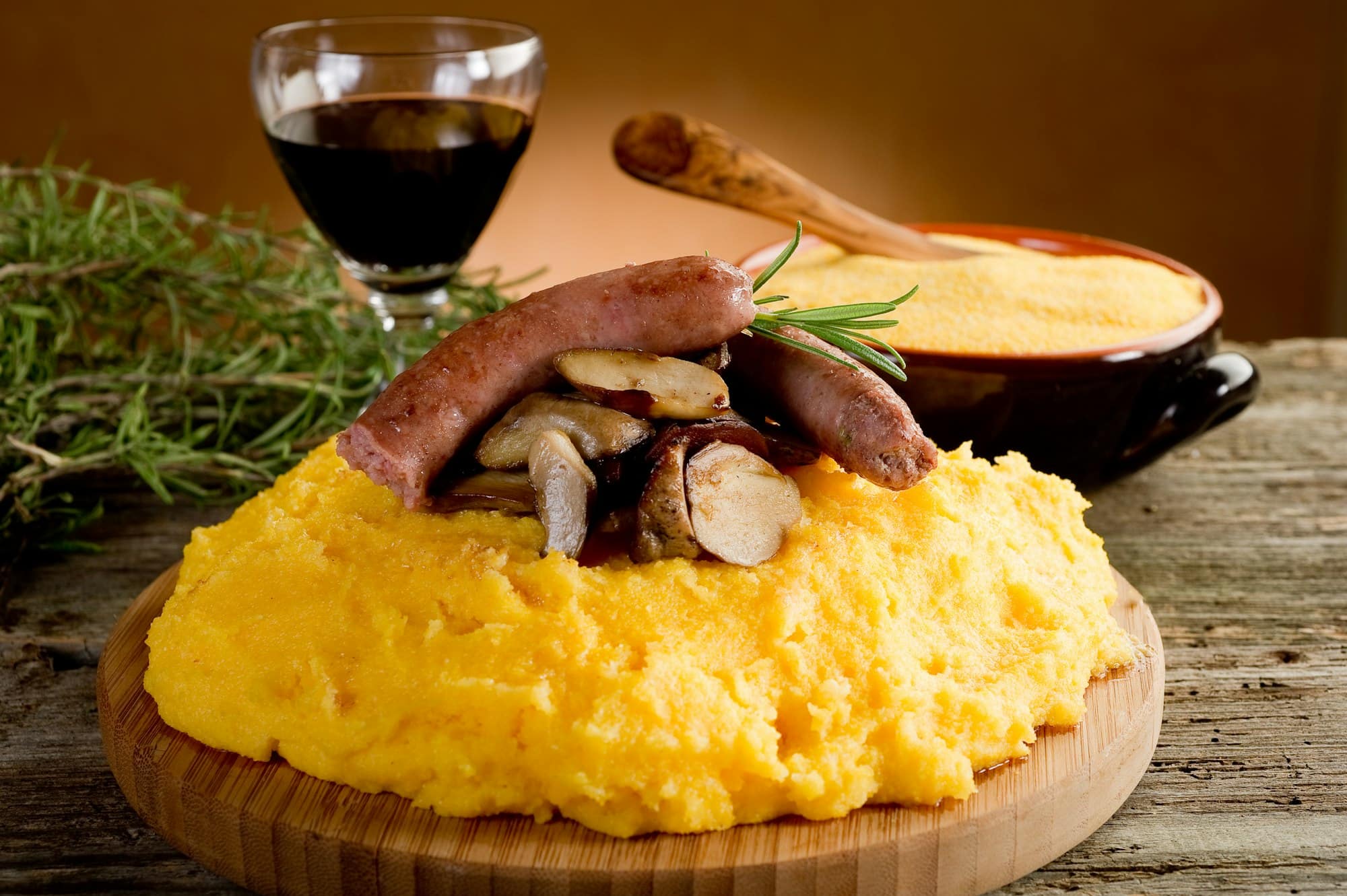 Polenta con salsicce e funghi