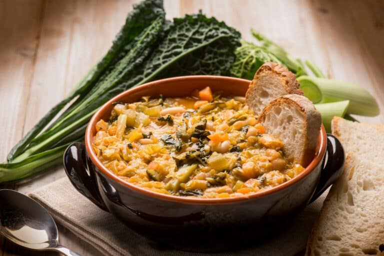 ribollita soupe traditionnelle toscane, selective focus