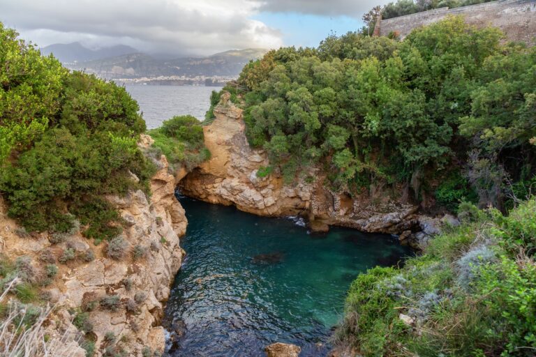 Felsenküste in einem Park in der Touristenstadt Sorrento, Italien