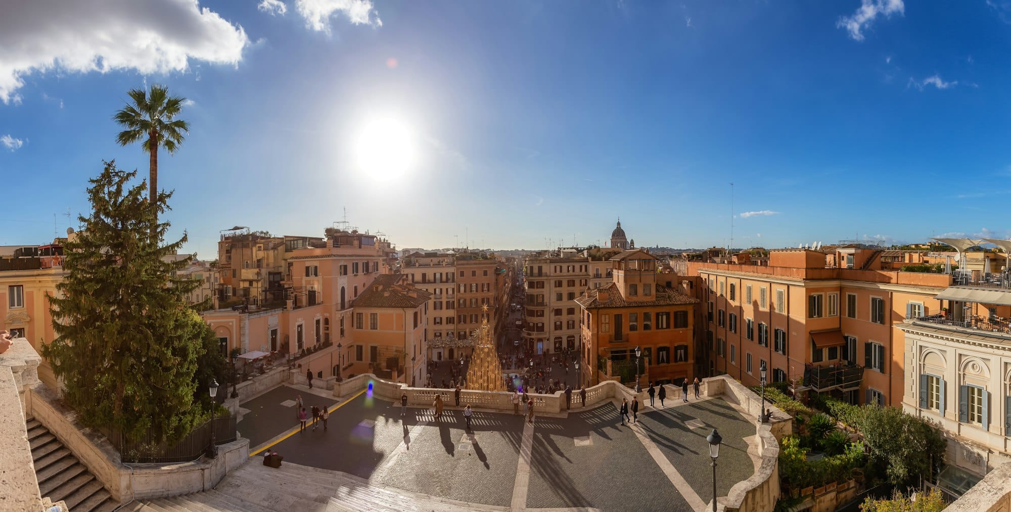 Piazza di Spagna verso via del Corso a Roma.