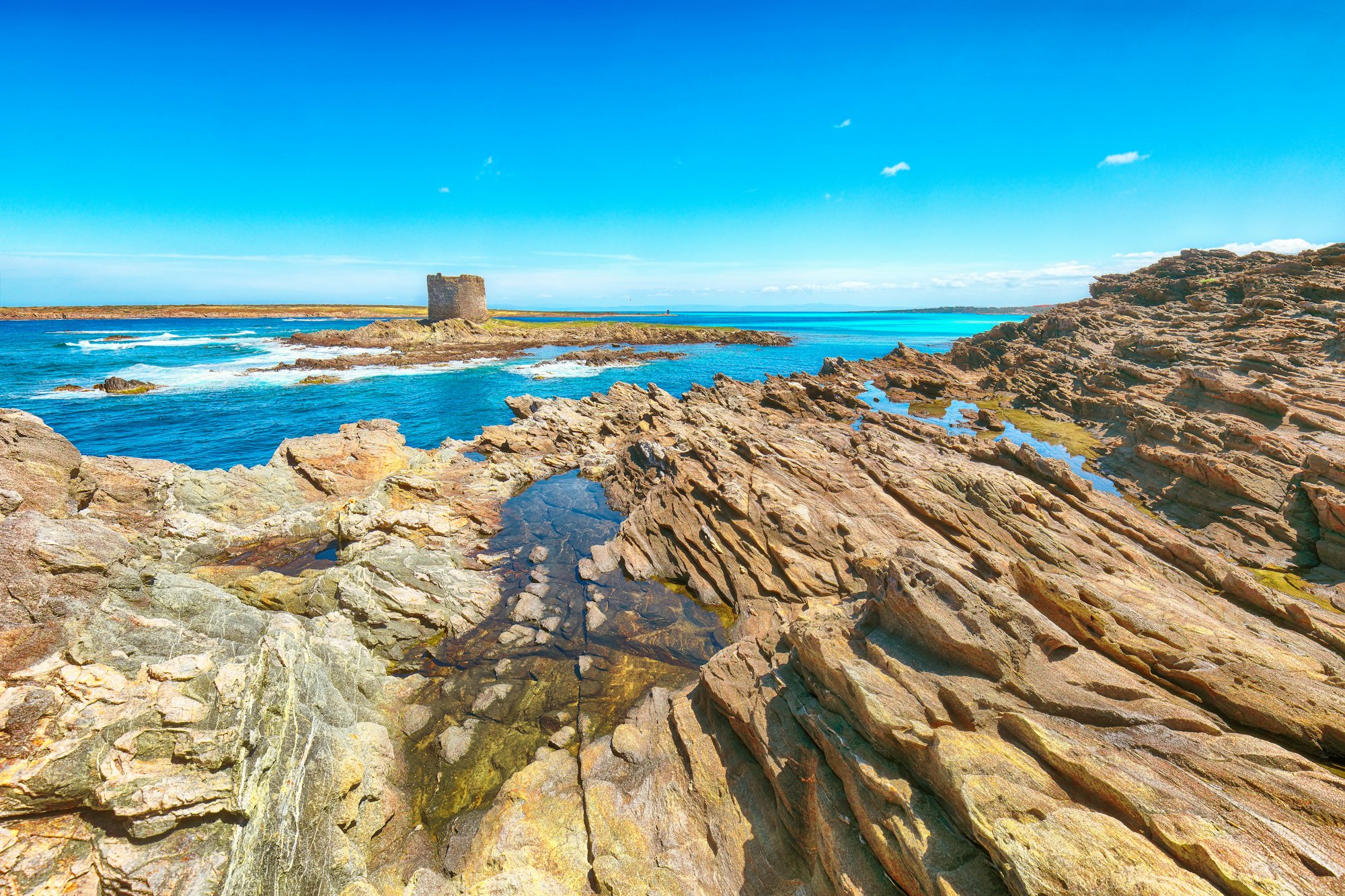 Splendida vista mattutina della famosa spiaggia della Pelosa e della costa rocciosa vicino a Torre della Pelosa.