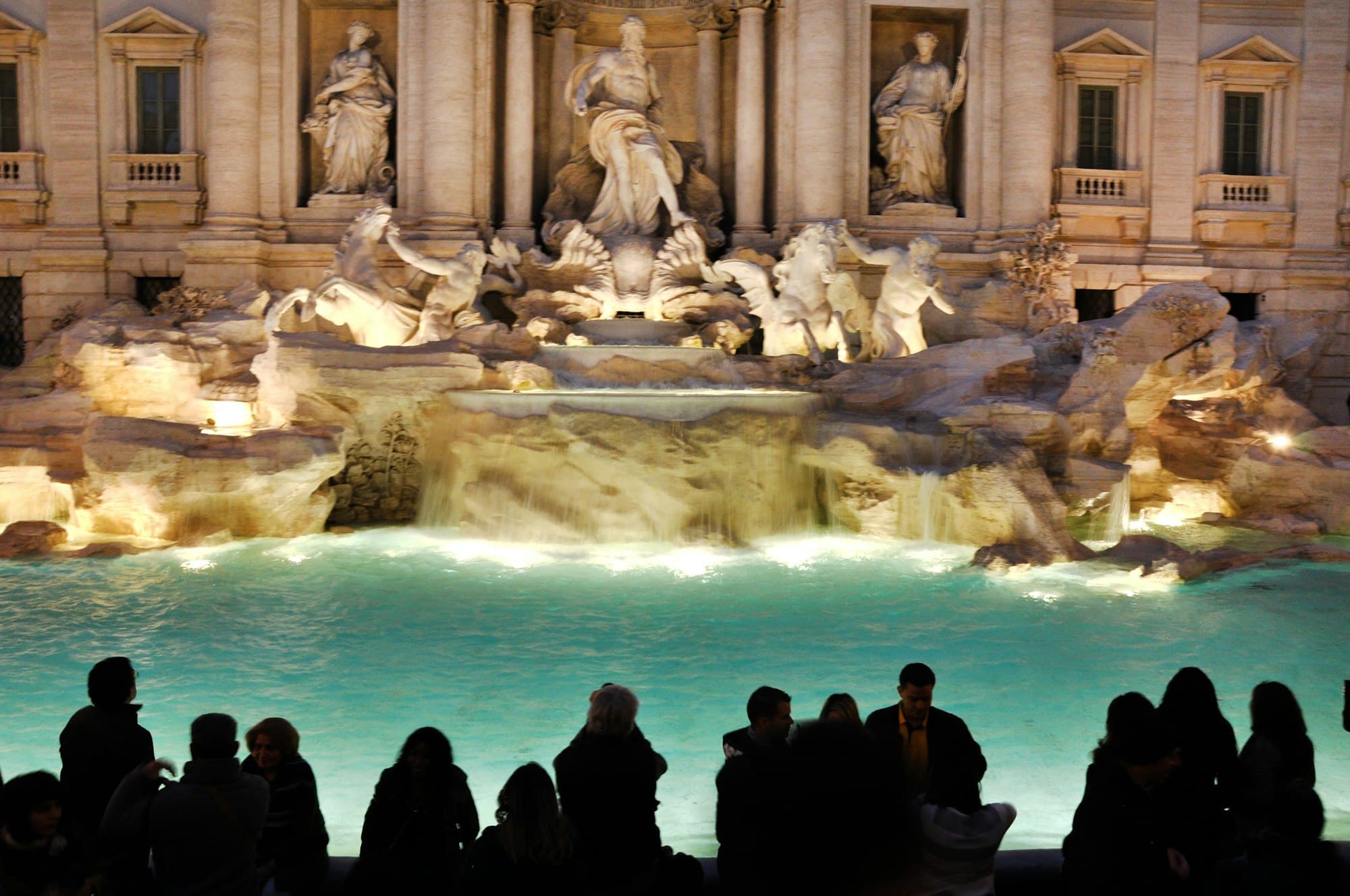 Fontana di Trevi illuminata di notte.