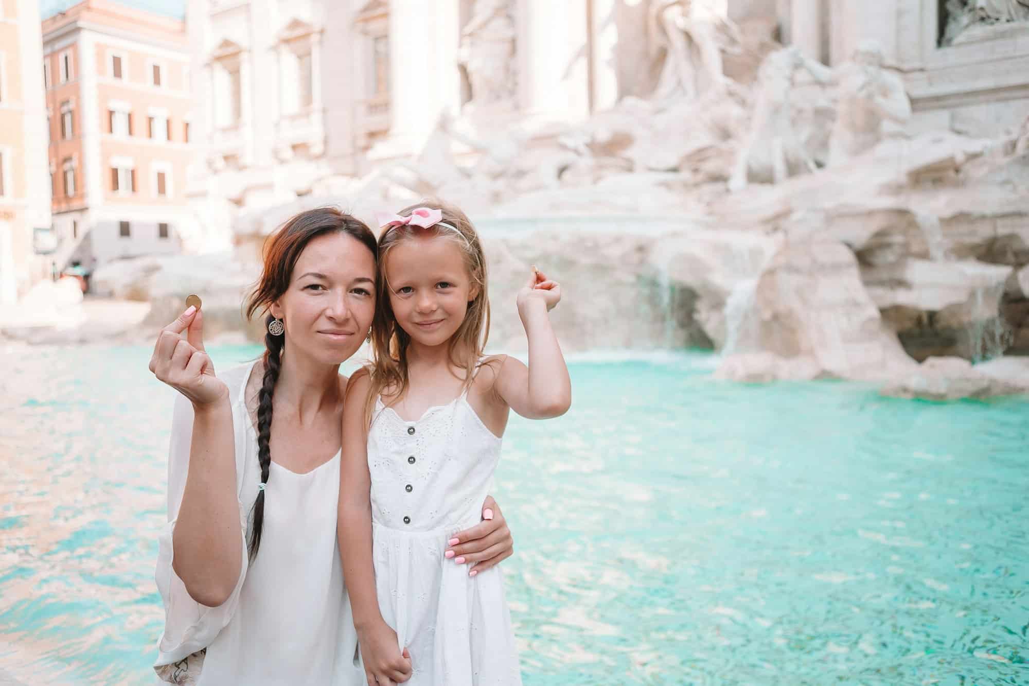 Fontana di Trevi mito di lanciare i soldi nella fontana. 