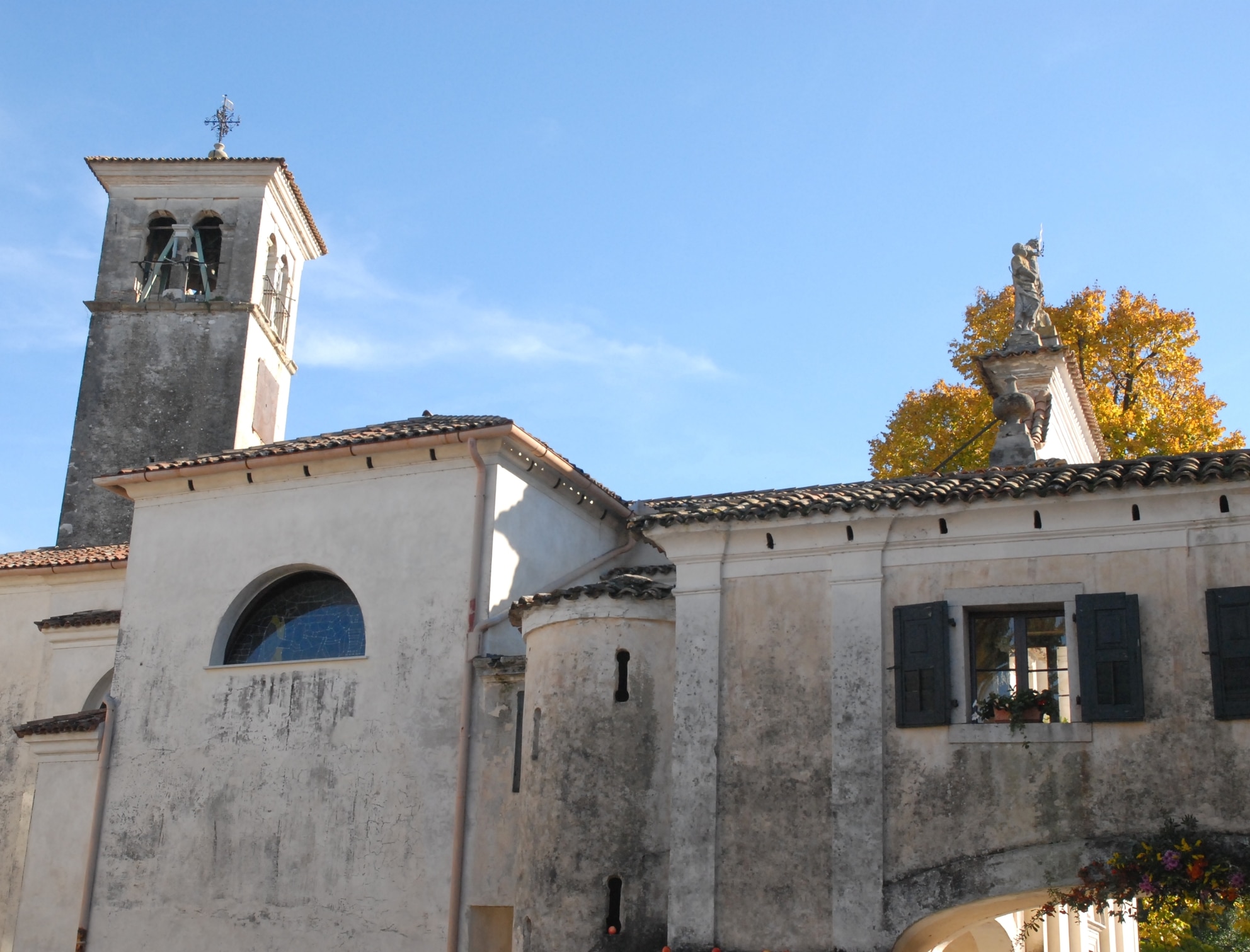 Ala Est, chiesa e campanile del castello di Strassoldo Friuli (Italia).