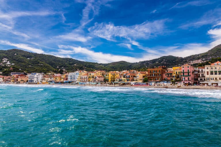 Alassio avec ses bâtiments colorés-Alassio, Italie Vue imprenable sur la mer et la ville d'Alassio avec ses bâtiments colorés pendant la journée d'été-Alassio, Italie, Europe