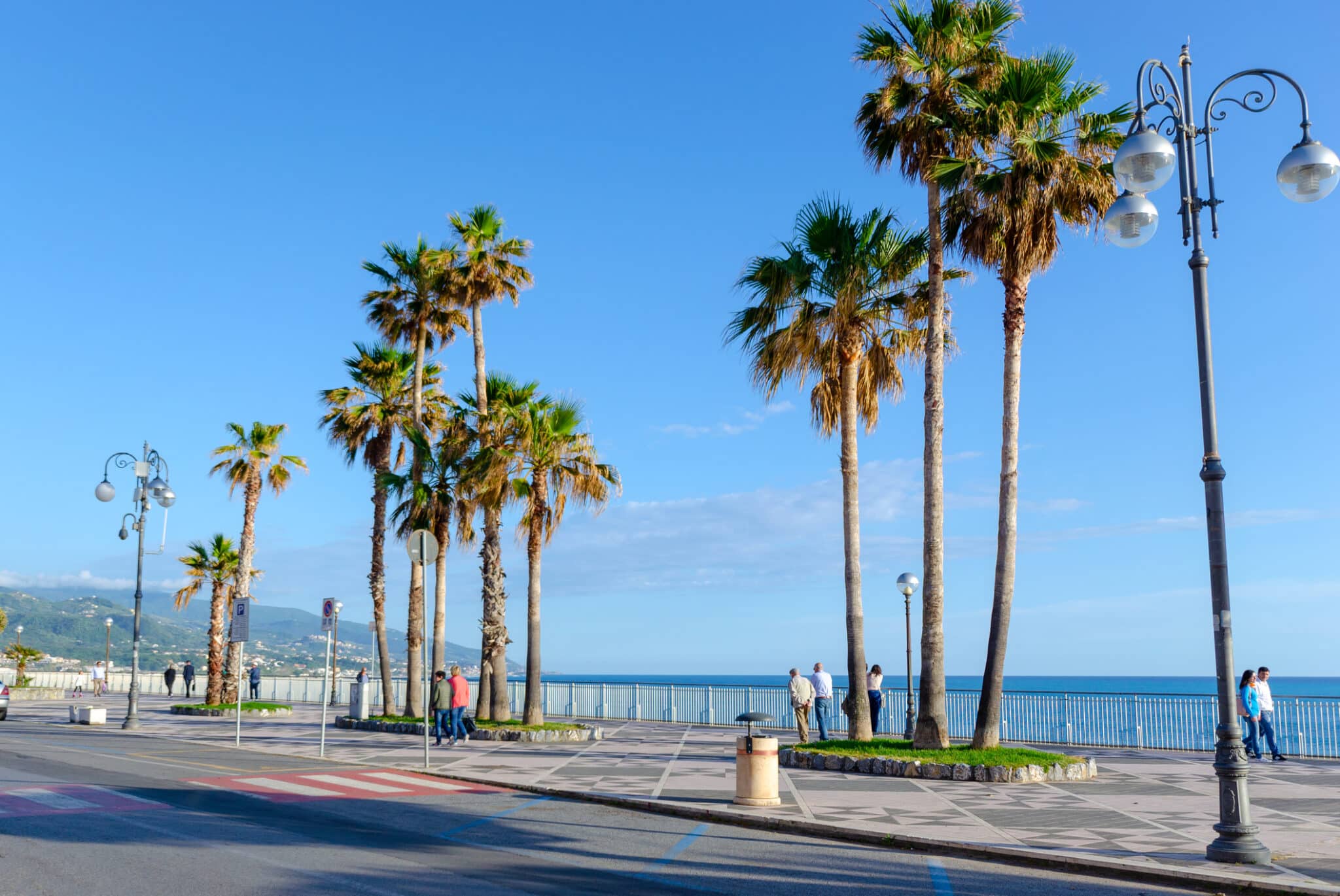 Argine della città di Diamante, Mar Mediterraneo, Calabria, Italia. Luoghi meravigliosi per le vacanze estive.