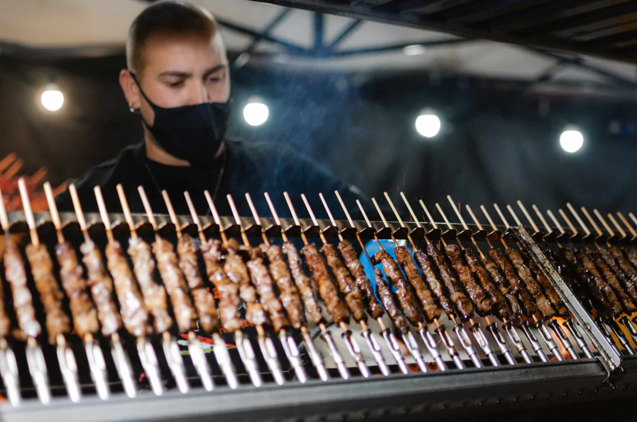 Arrosticini cucinati durante una festa