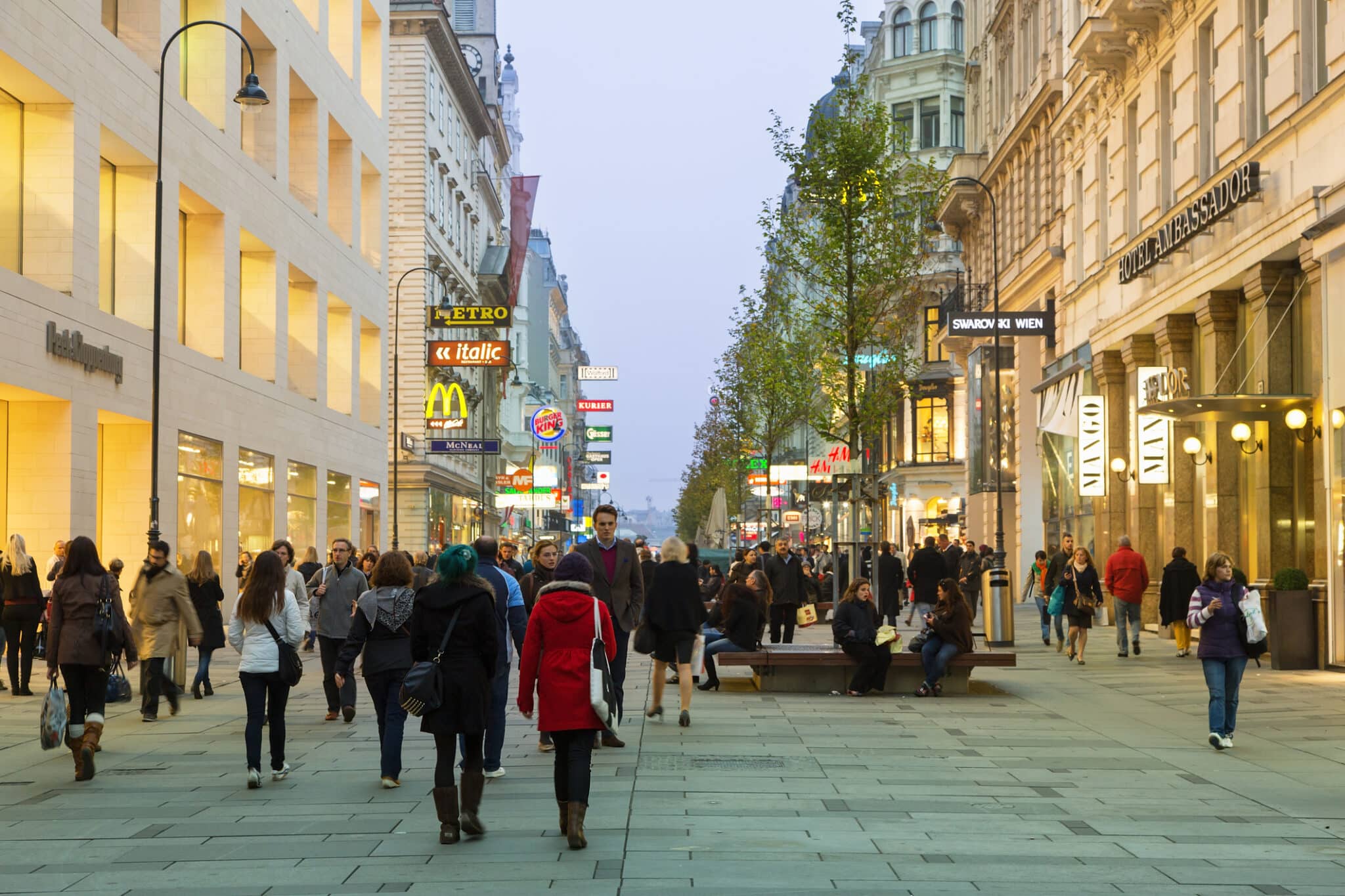 Austria, scena urbana a Vienna, Karntner Strass al crepuscolo