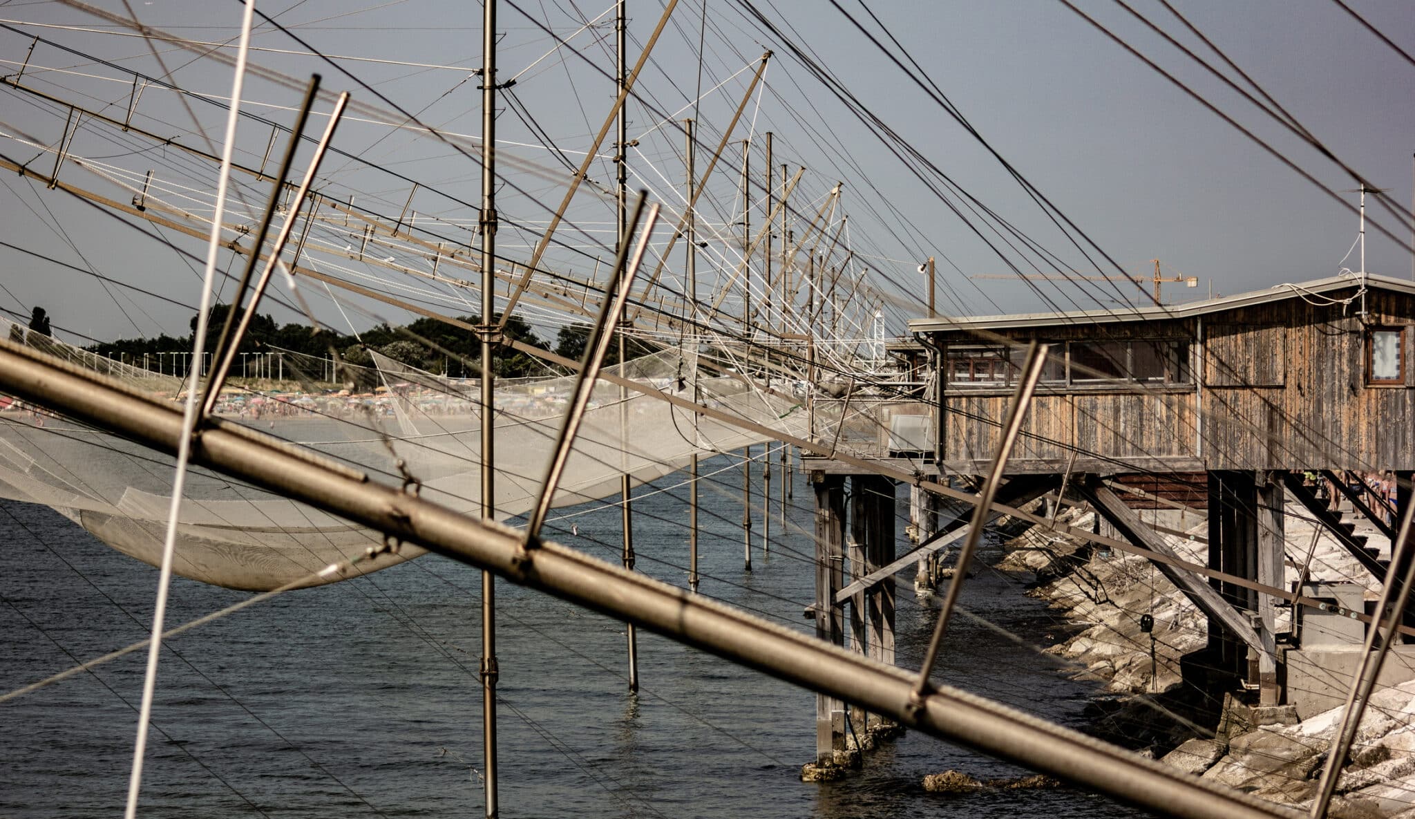 Bellissima immagine della bilancia alla diga del porticciolo di Chioggia Sottomarina.