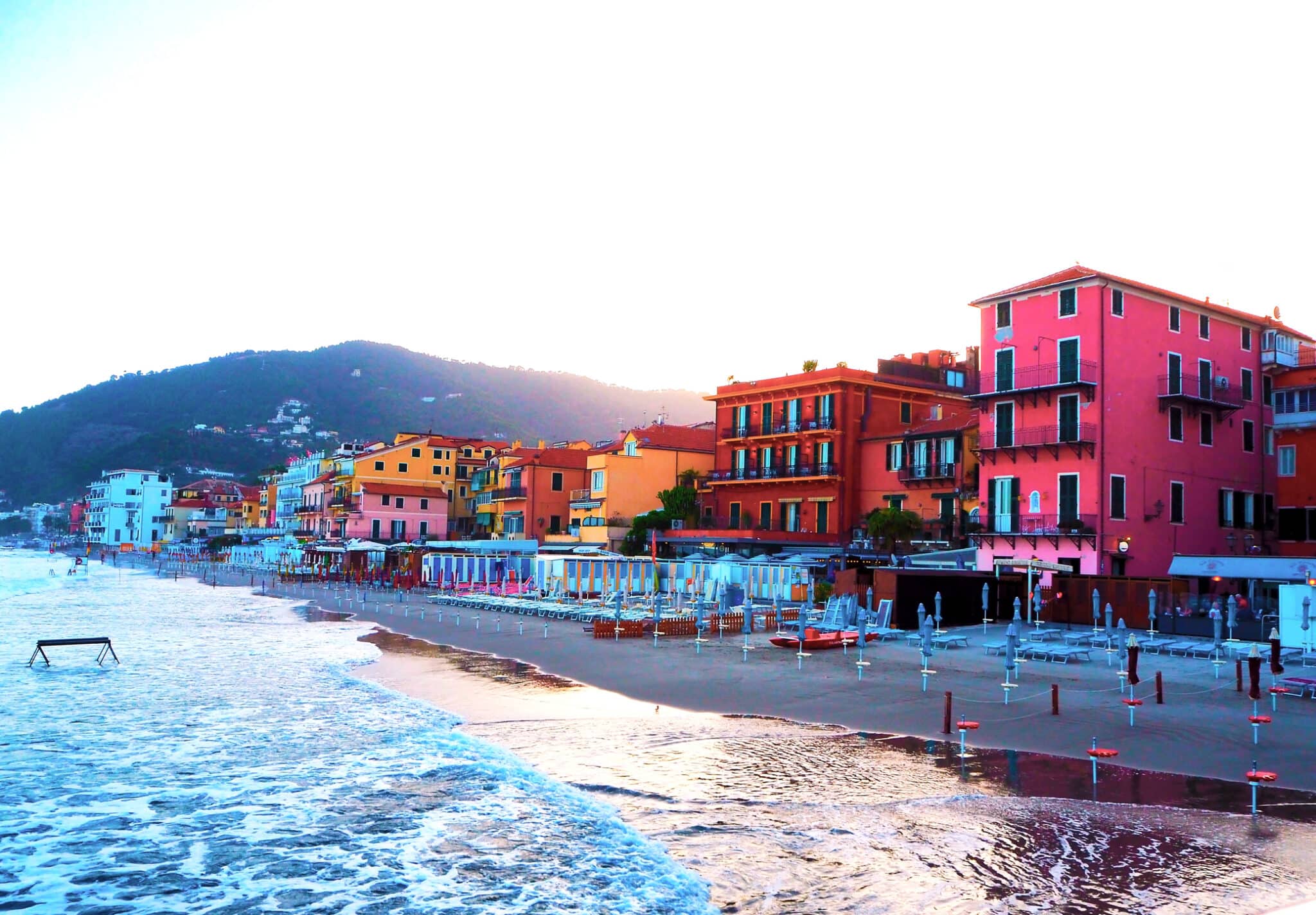 Bellissima vista sul mare e sulla città di Alassio con edifici colorati, Liguria, Riviera Ligure, regione San Remo, Costa Azzurra, Italia