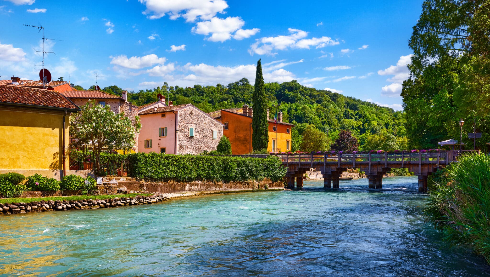 Borghetto Valeggio sul MincioVerona Italia. Villaggio tradizionale italiano con case colorate d'epoca sopra il fiume.