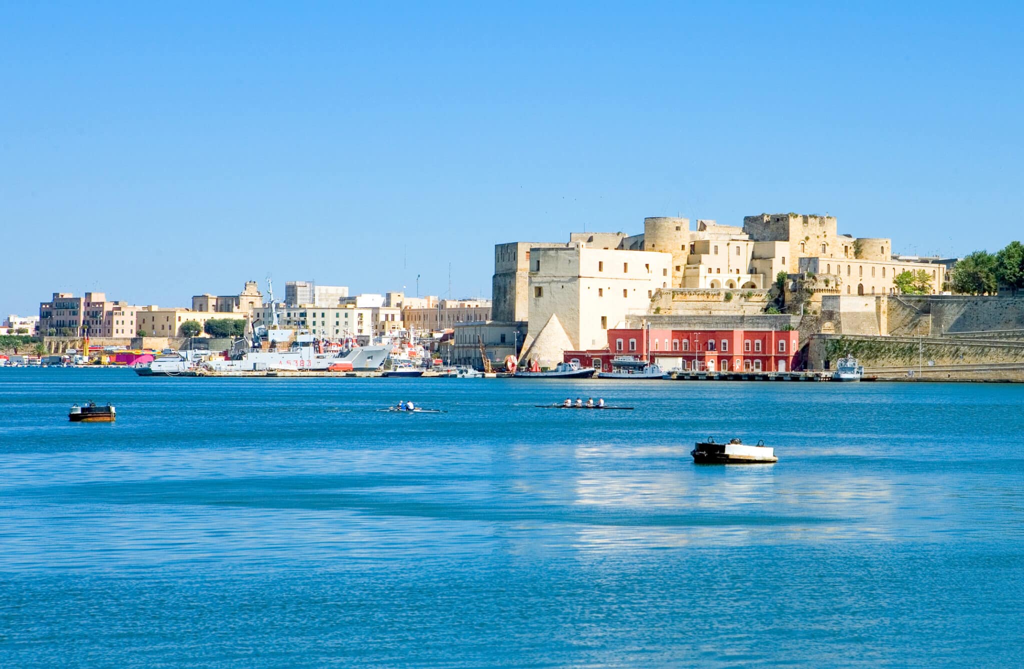 Brindisi con il Castello Svevo sullo sfondo