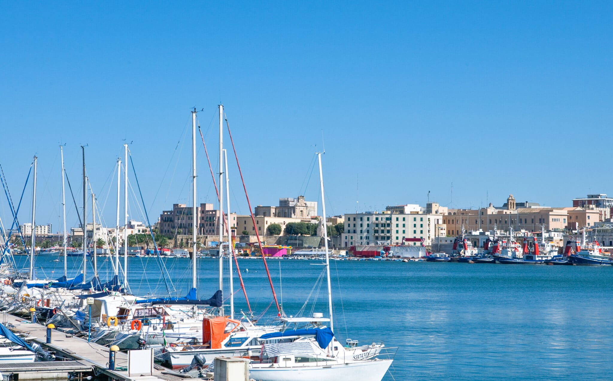 Brindisi, monumenti e mare. Brindisi, Italia Imbarcazioni da diporto nel grande bacino portuale della città