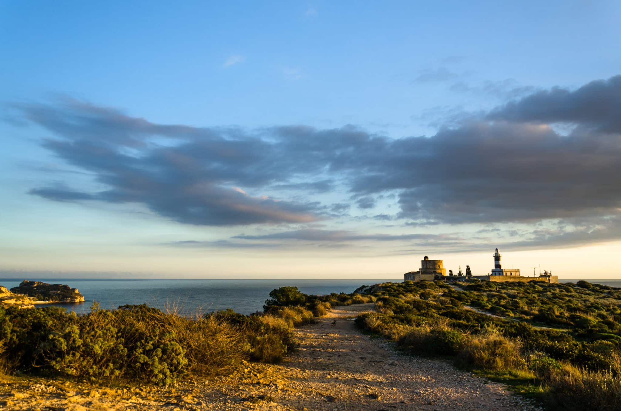 Cagliari, Cala Mosca. Tramonto sulla famosa costa della città di Cagliari, in Sardegna, Italia